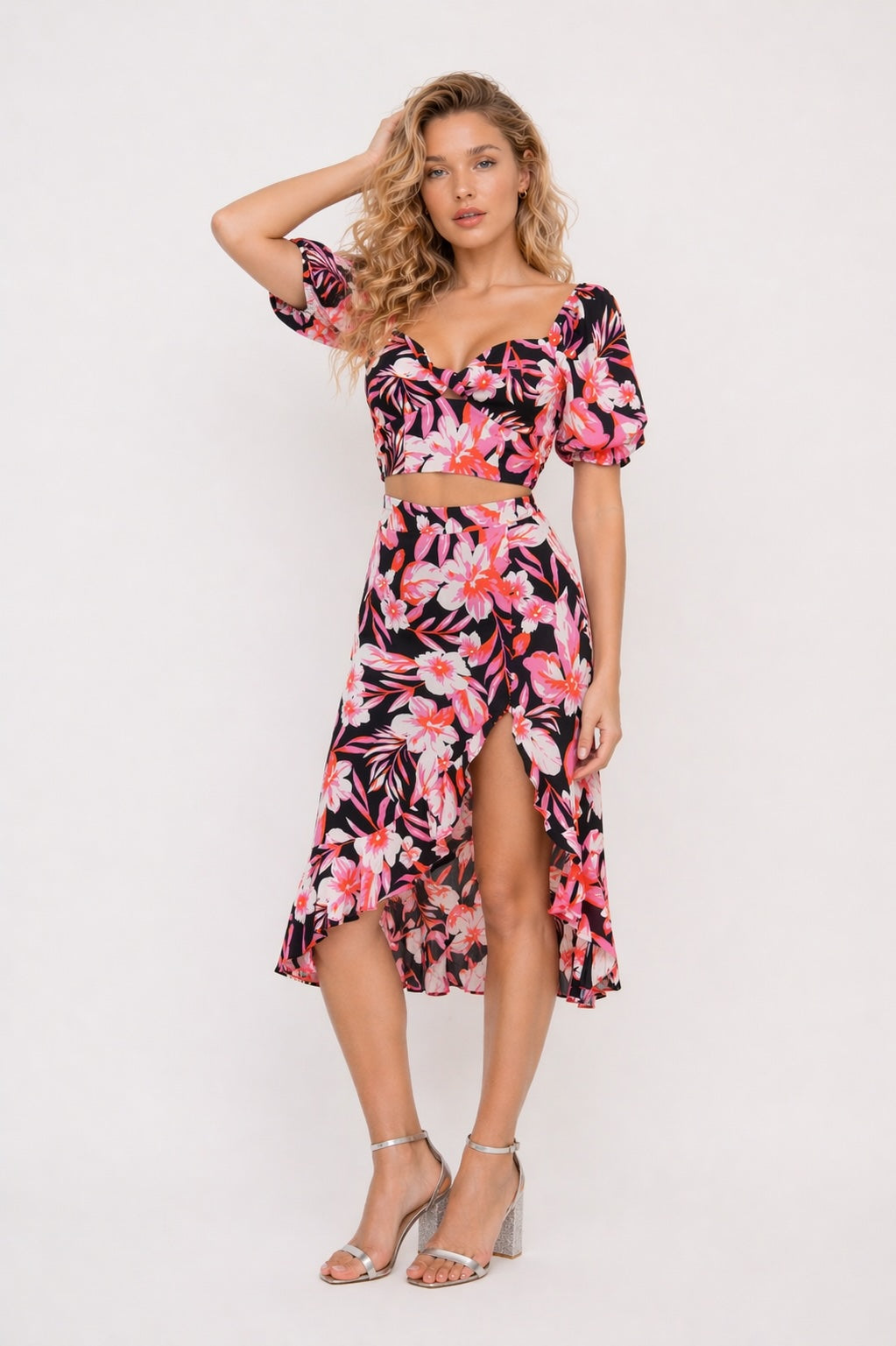 Robe midi femme imprimée fleurie rose avec découpe à la taille, fente, ourlet volanté et manches courtes bouffantes, style romantique.