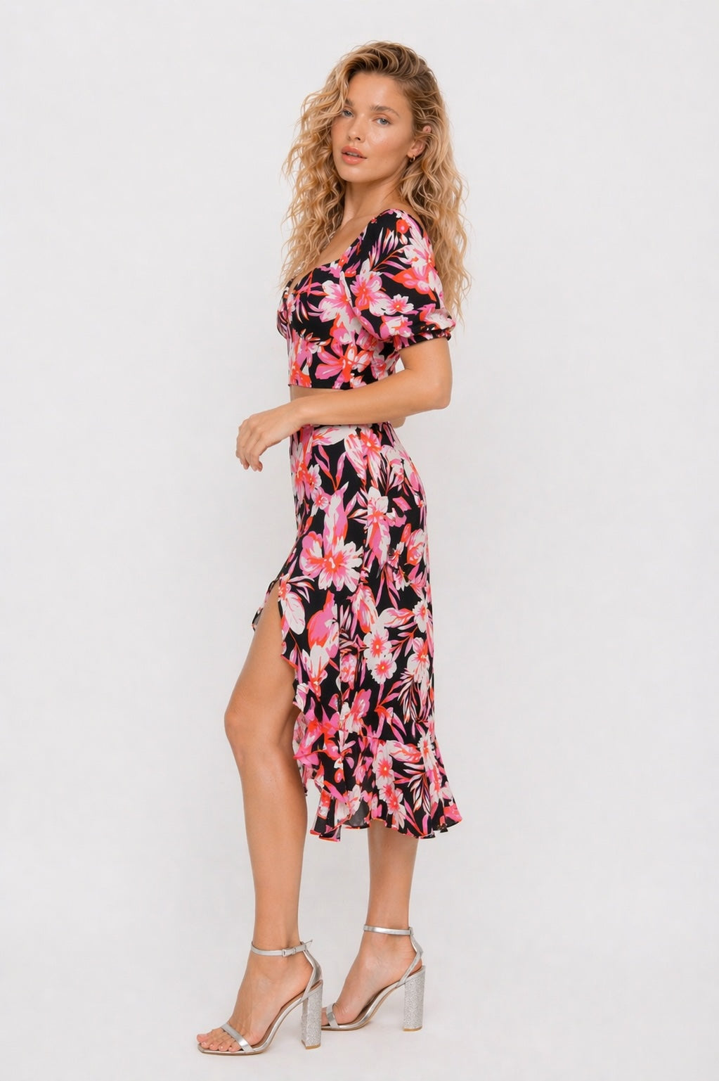 Robe midi fleurie pour femme de marque Dressie Dress, manches courtes bouffantes, découpe à la taille, fente et ourlet volanté.
