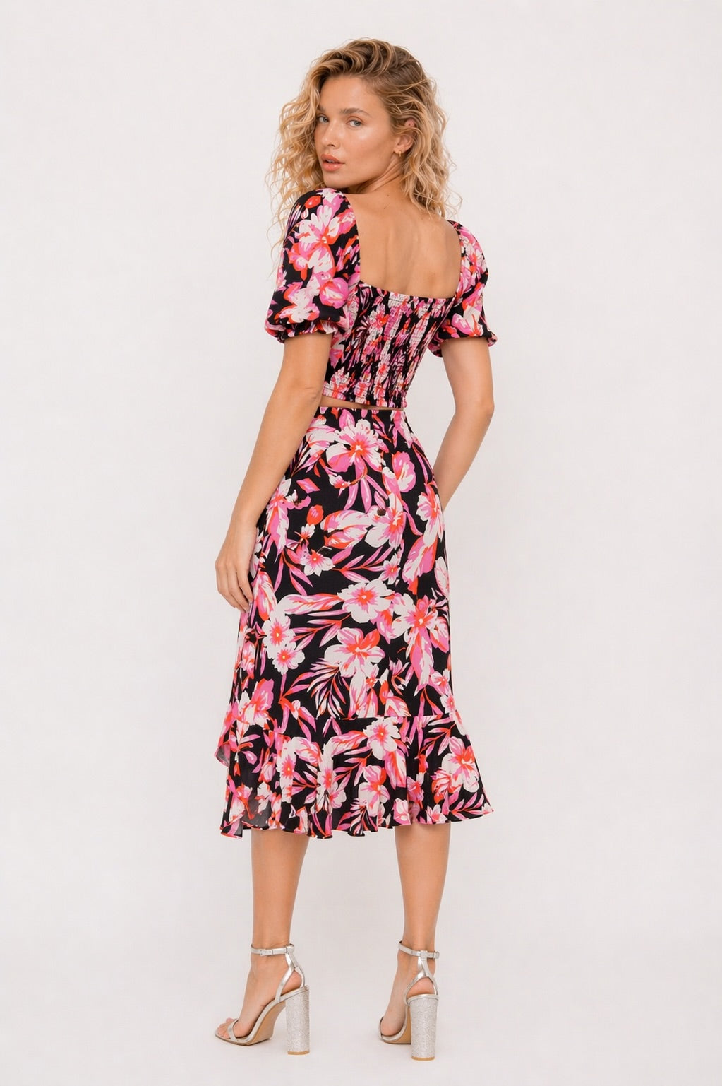 Robe midi fleurie rose pour femme de la marque Dressie Dress, avec découpe à la taille, fente, ourlet volanté et manches bouffantes.