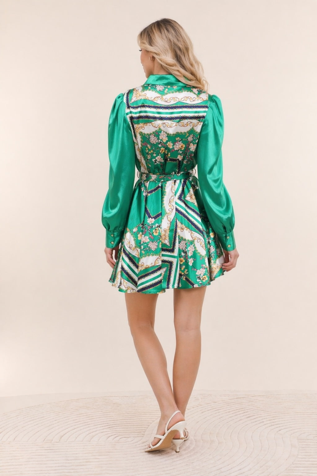 Robe courte chemise satinée verte avec imprimé contrasté, manches longues bouffantes et ceinture bijou, élégante Dressie Dress.