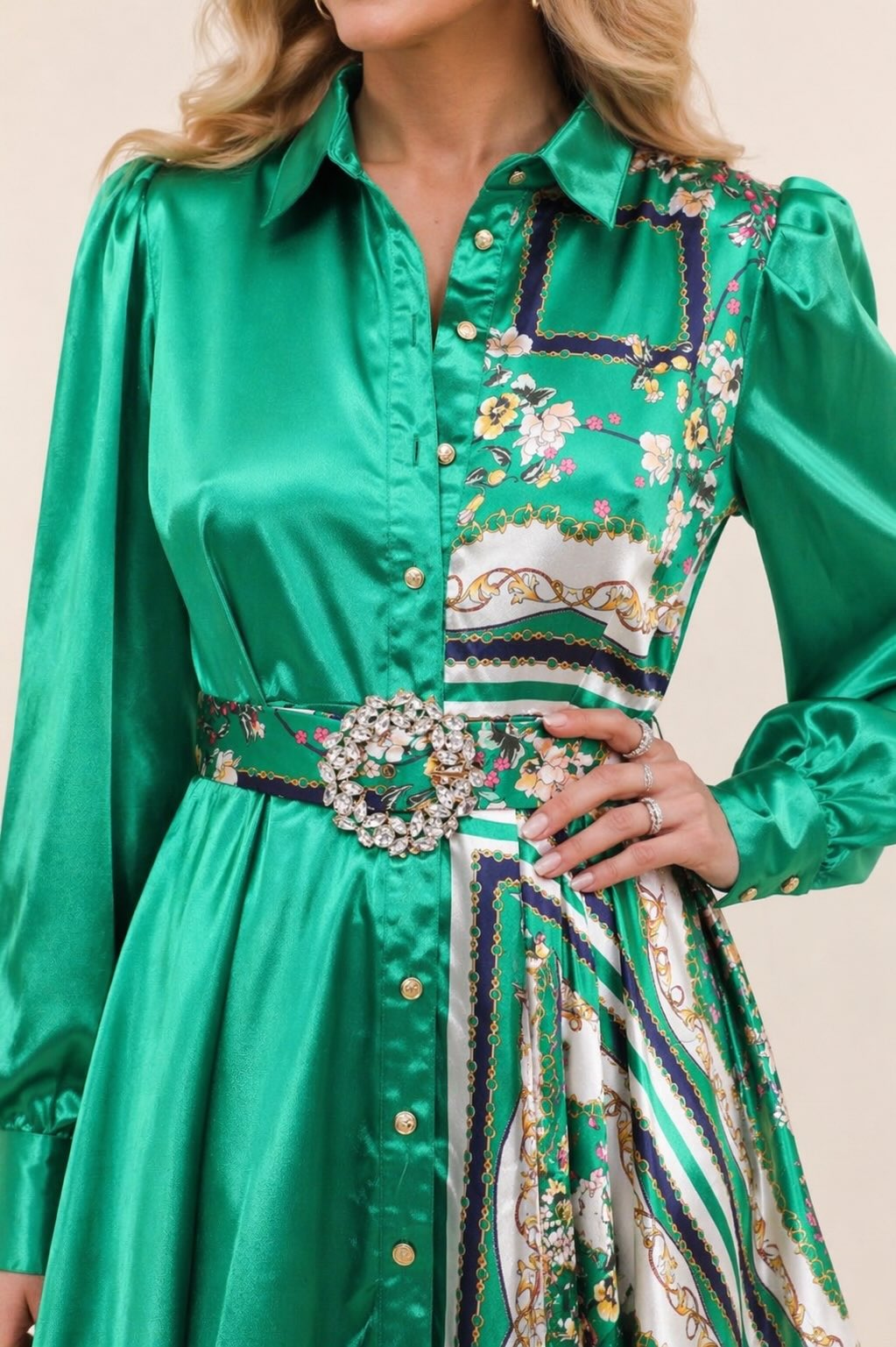 Robe courte chemise satinée verte avec imprimé contrasté, manches longues bouffantes et ceinture bijou, style élégant Dressie Dress
