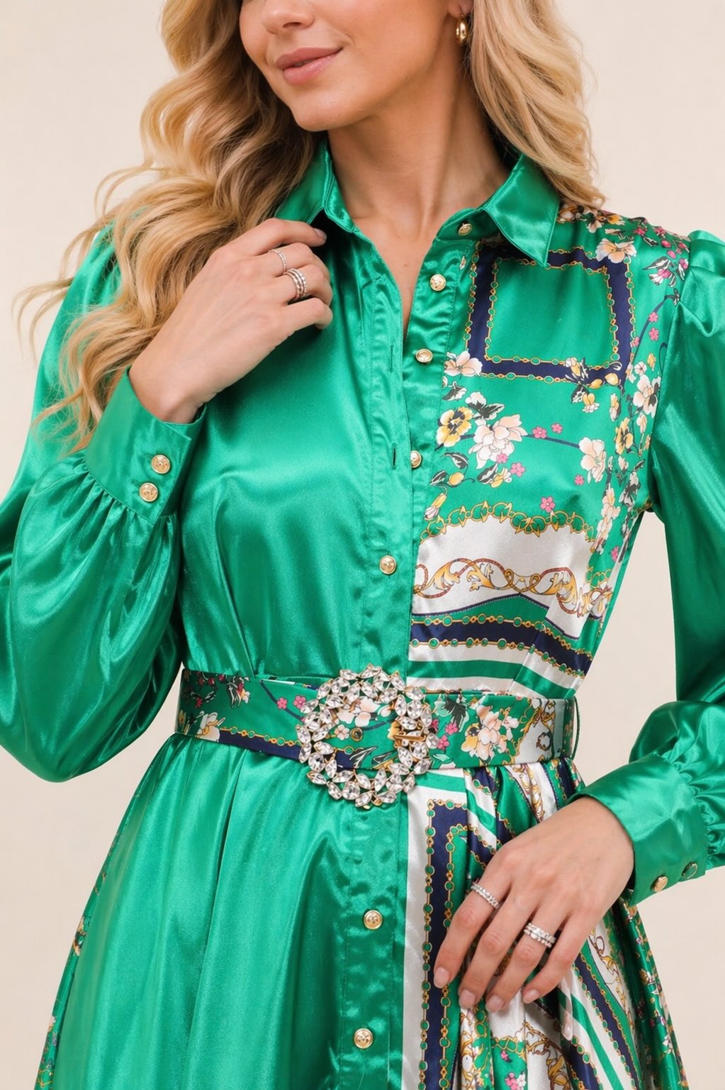 Robe courte chemise satinée verte avec imprimé contrasté, manches longues bouffantes et ceinture bijou, robe élégante Dressie Dress