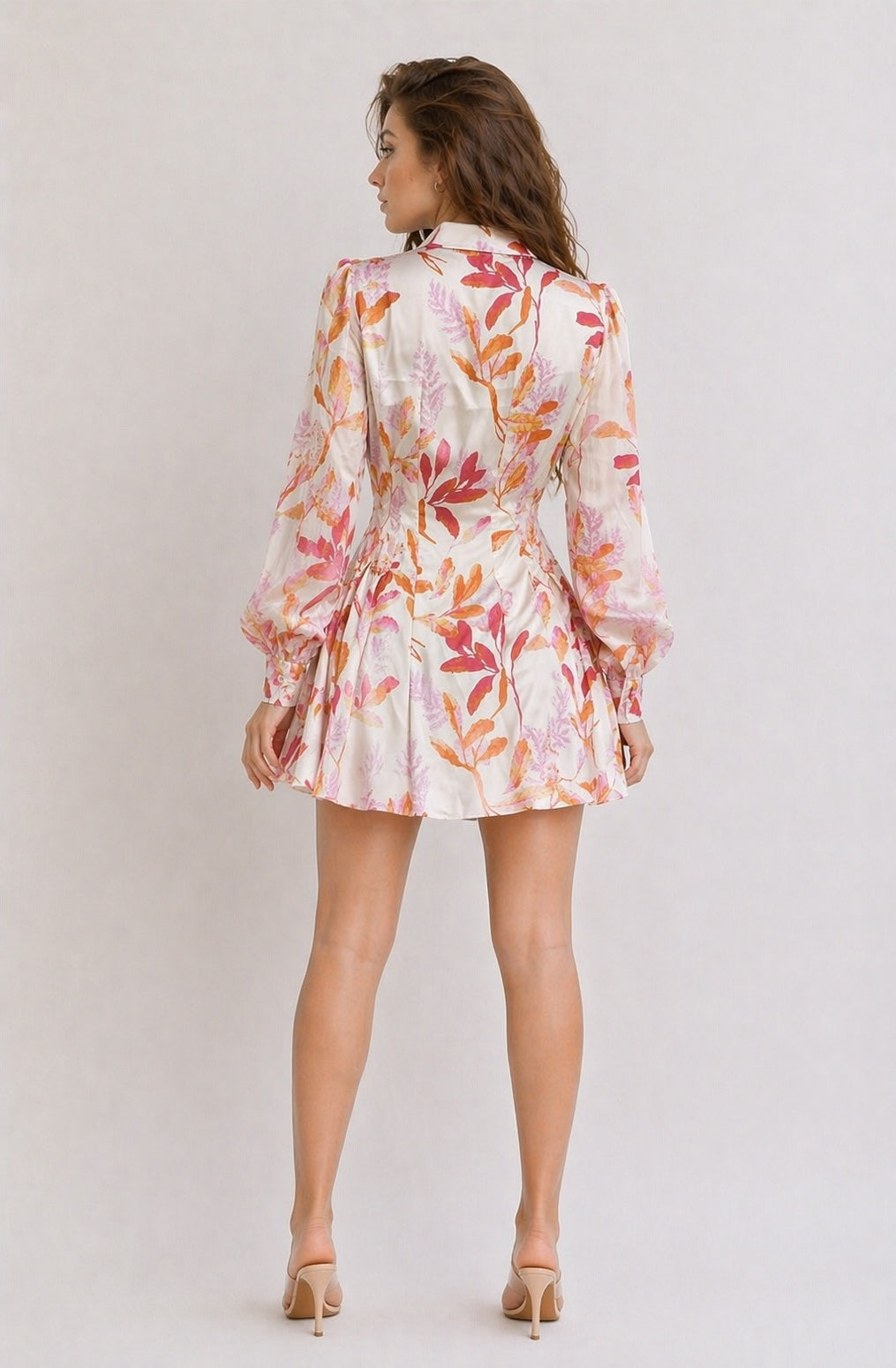 Robe courte imprimée pour femme de la marque Dressie Dress, style romantique français, avec col chemise, boutons et manches bouffantes.