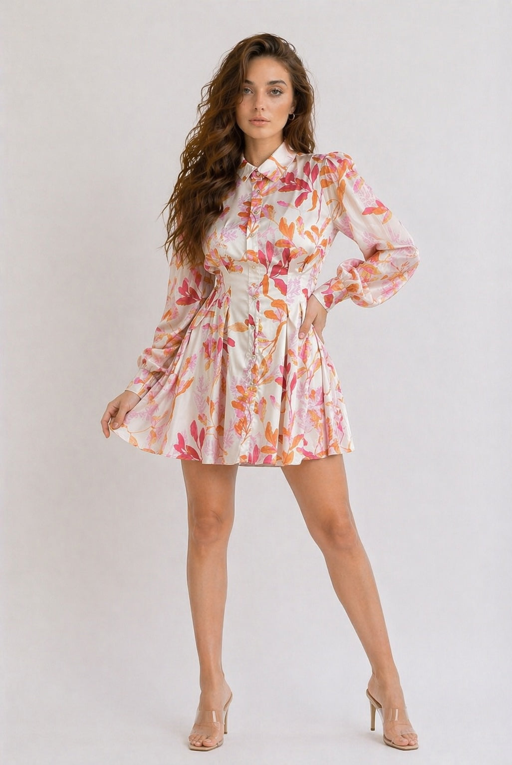 Robe courte imprimée pour femme de la marque Dressie Dress, style romantique avec col chemise, manches bouffantes et jupe évasée.