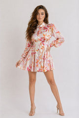 Robe courte imprimée pour femme de la marque Dressie Dress, style romantique avec col chemise, manches bouffantes et jupe évasée.