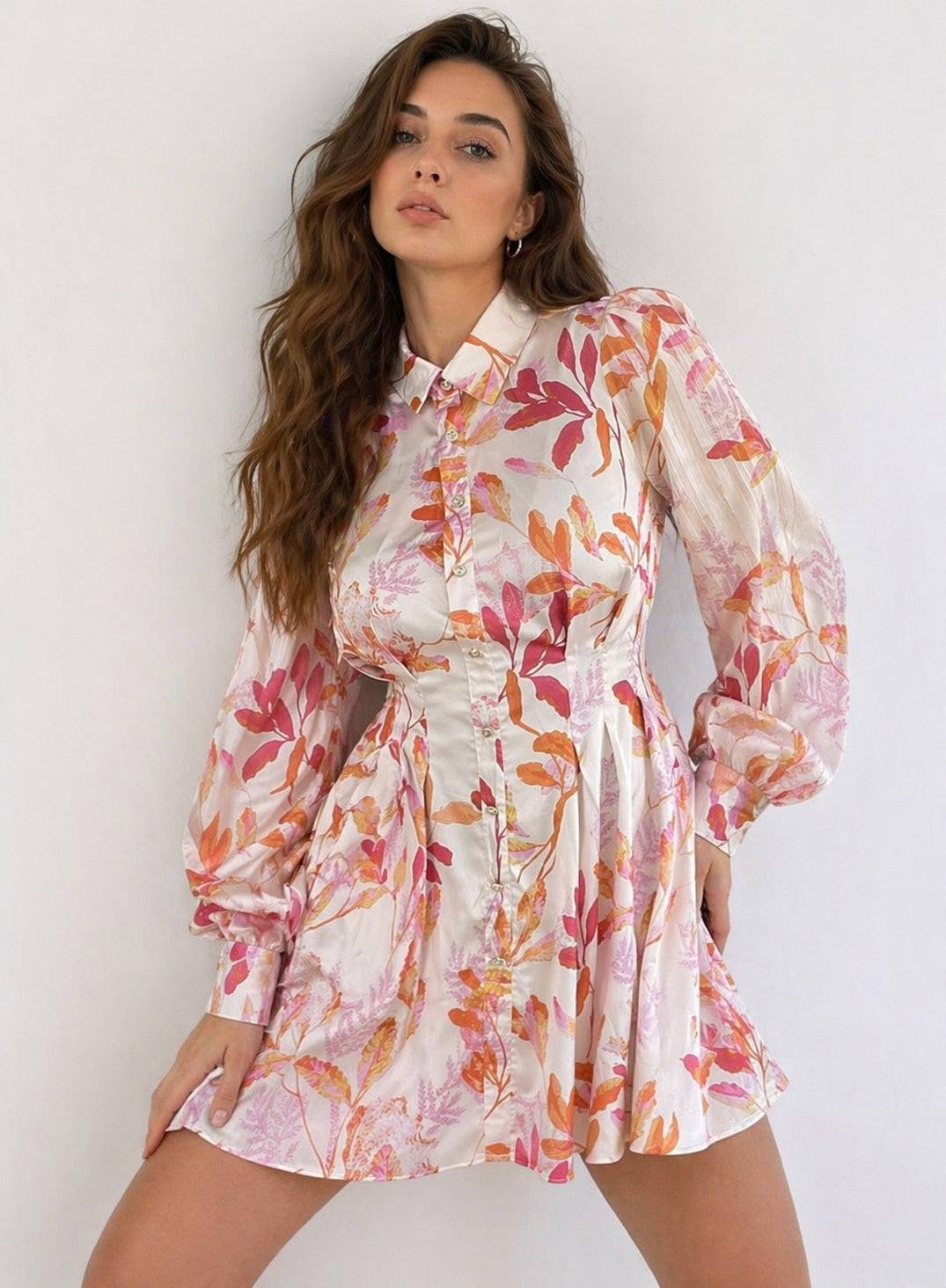 Robe courte imprimée femme Dressie Dress, style français romantique avec col chemise, manches bouffantes et jupe évasée.