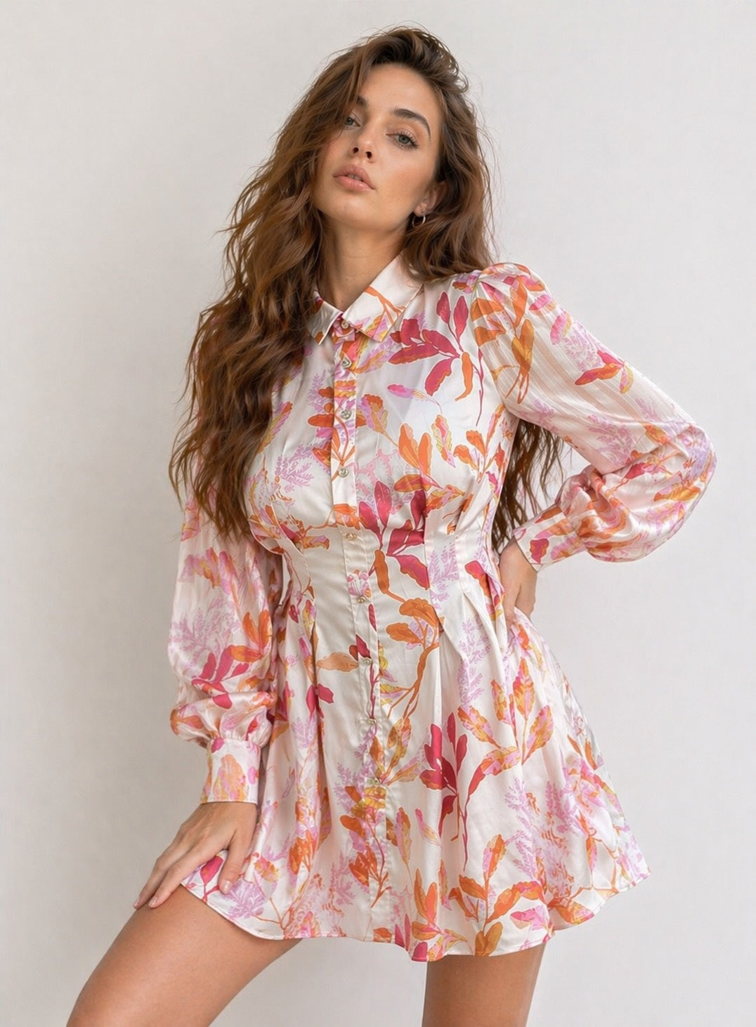 Robe courte imprimée pour femme de la marque Dressie Dress, style romantique français avec col chemise, manches bouffantes et jupe évasée.