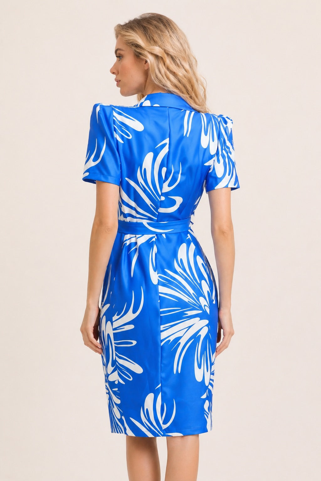Robe femme imprimée à grandes fleurs contrastées, col blazer, manches courtes, ceinture à boucle strassée, marque Dressie Dress