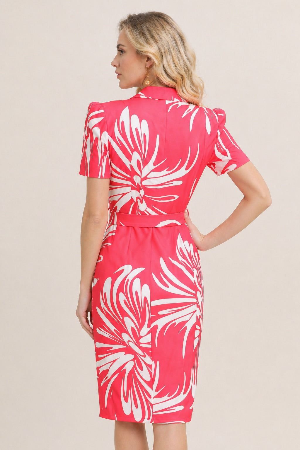 Robe femme imprimée à grandes fleurs contrastées avec col blazer, manches courtes et ceinture à boucle strassée, Dressie Dress.