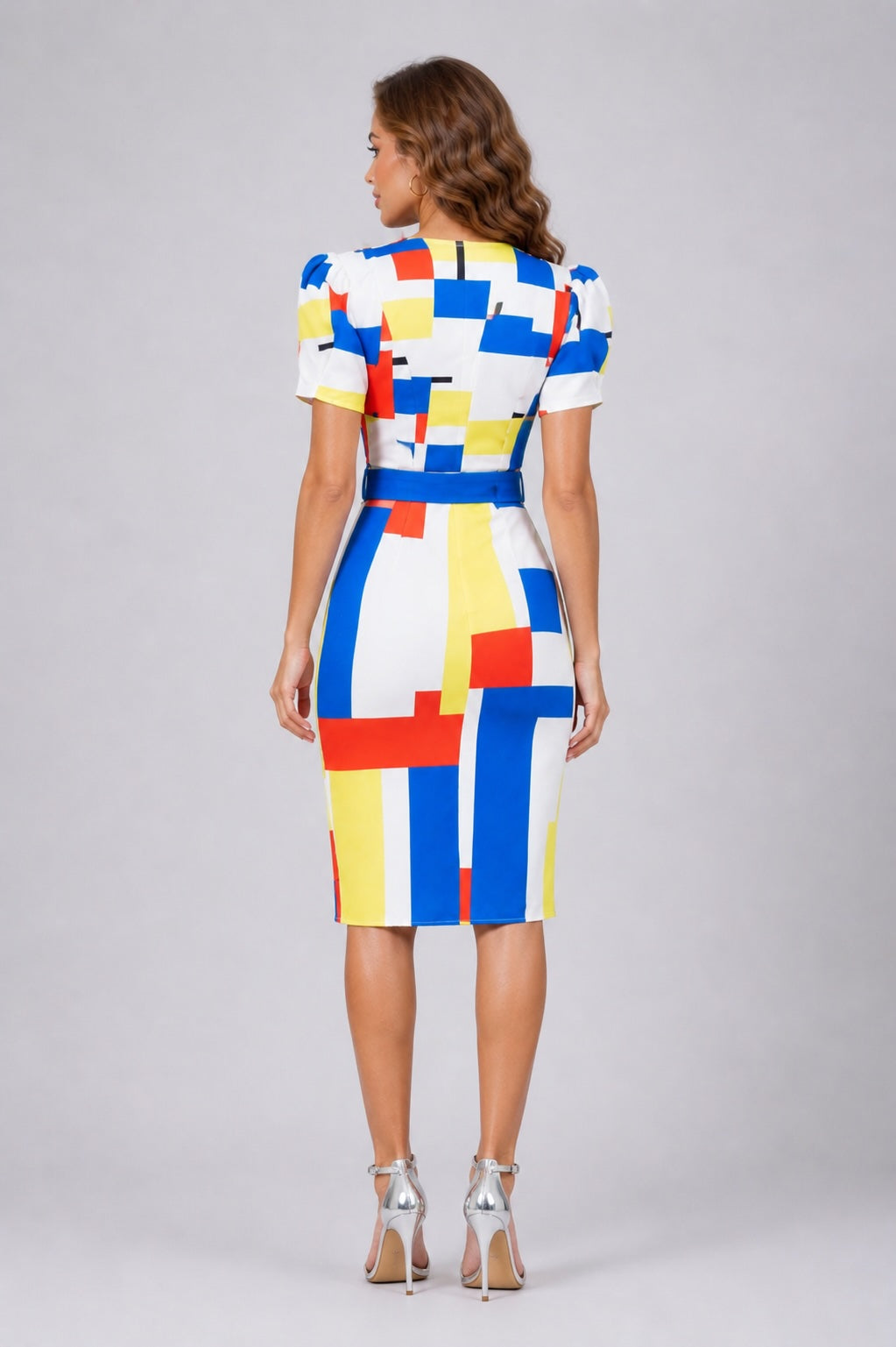Robe moulante femme Dressie Dress à imprimé floral, décolleté cœur, manches bouffantes, ceinture à boucle et fente devant.