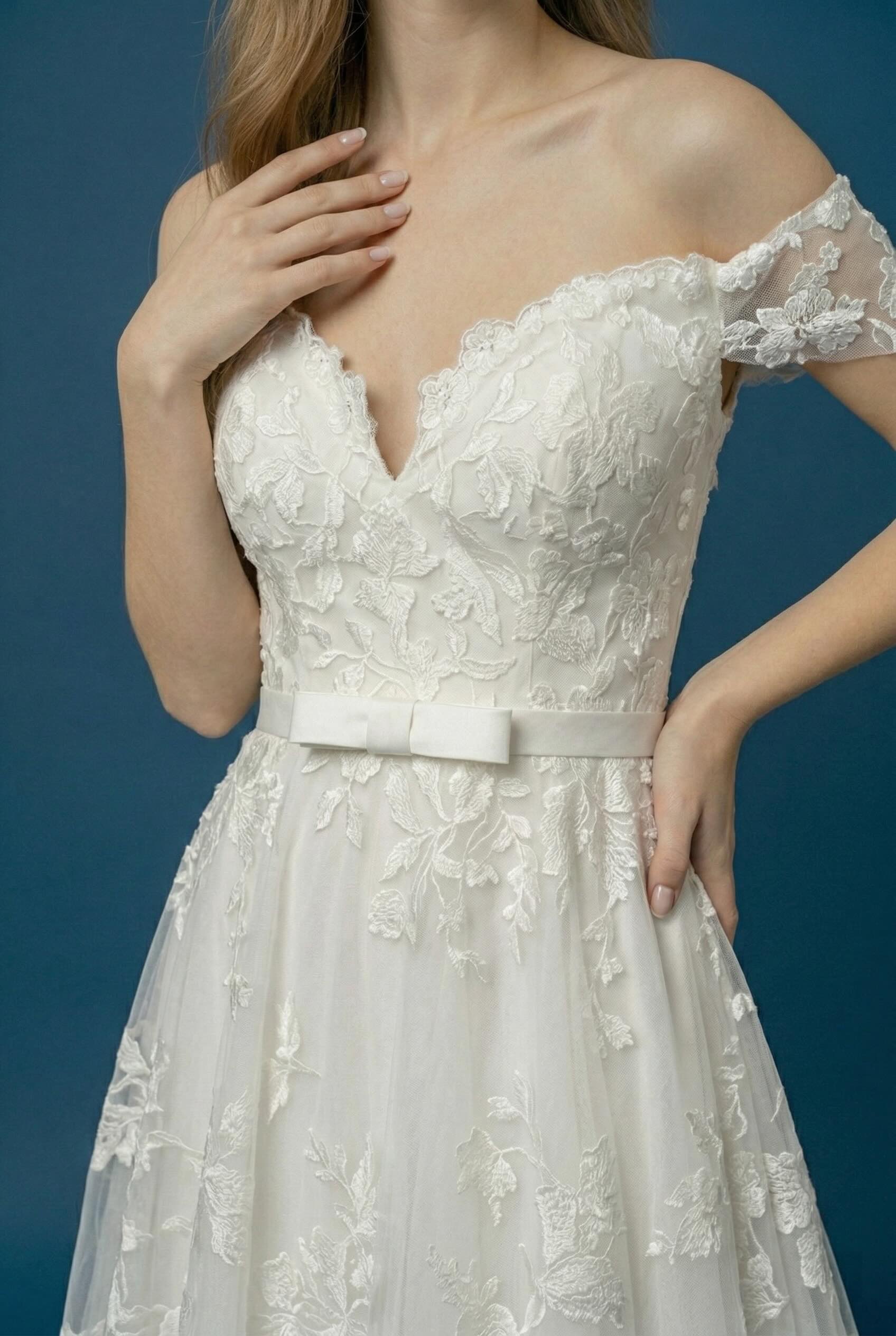 Femme Robe de mariage romantique en dentelle florale 3D avec décolleté cœur taille marquée et jupe ample avec traîne | Dressie Dress - Dressie Dress