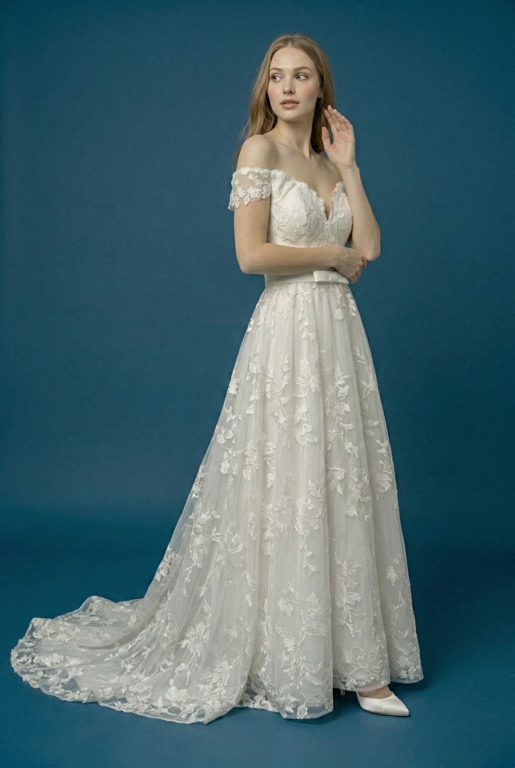 Femme Robe de mariage romantique en dentelle florale 3D avec décolleté cœur taille marquée et jupe ample avec traîne | Dressie Dress - Dressie Dress