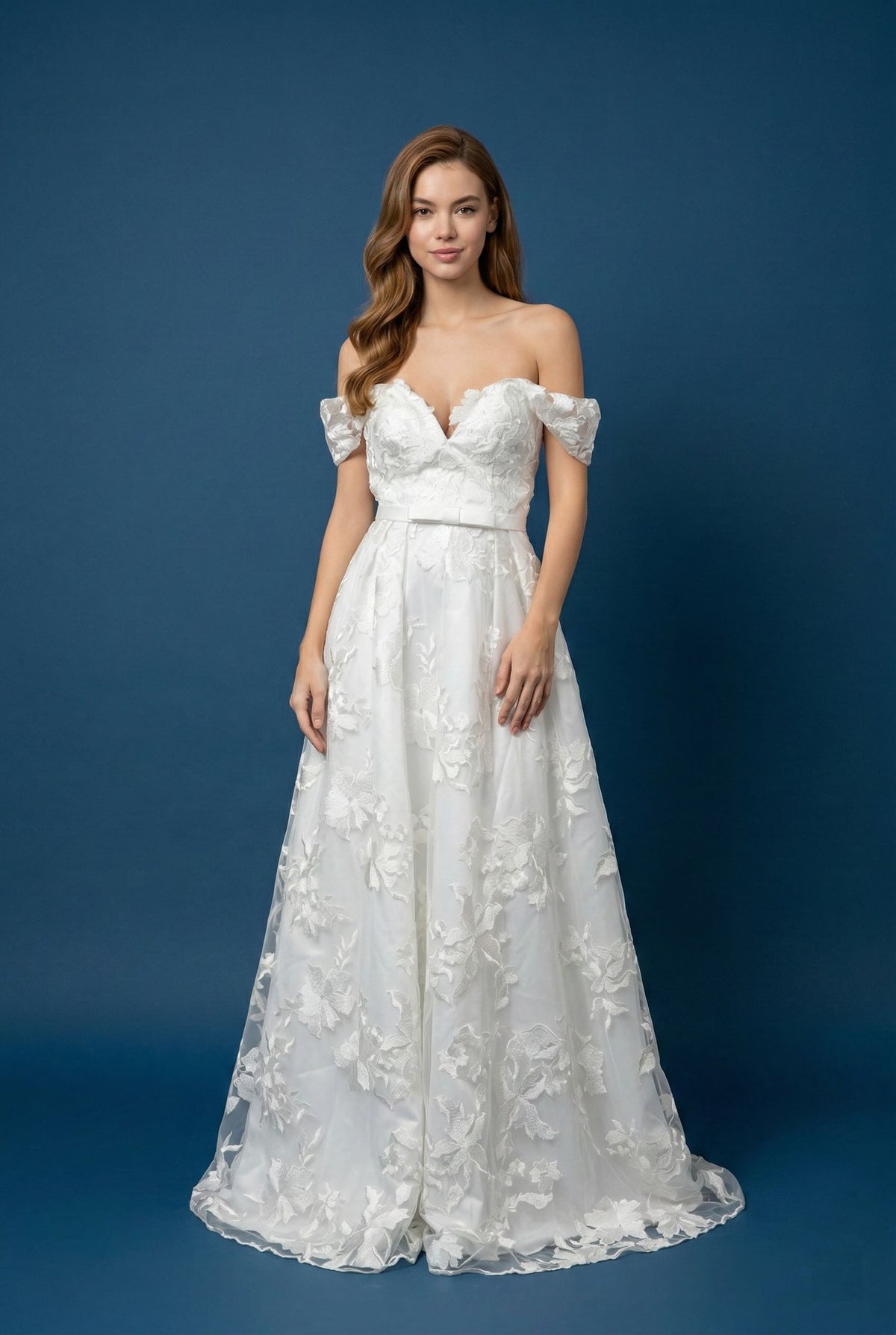 Femme Robe de mariage romantique en dentelle florale 3D avec décolleté cœur taille marquée et jupe ample avec traîne | Dressie Dress - Dressie Dress