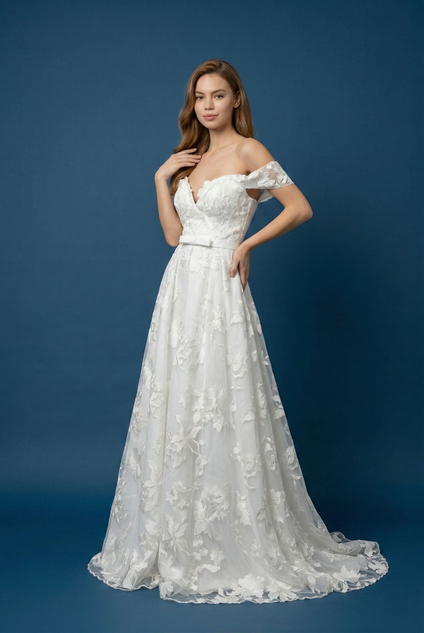 Femme Robe de mariage romantique en dentelle florale 3D avec décolleté cœur taille marquée et jupe ample avec traîne | Dressie Dress - Dressie Dress