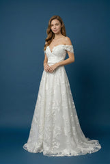 Femme Robe de mariage romantique en dentelle florale 3D avec décolleté cœur taille marquée et jupe ample avec traîne | Dressie Dress - Dressie Dress