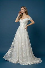 Femme Robe de mariage romantique en dentelle florale 3D avec décolleté cœur taille marquée et jupe ample avec traîne | Dressie Dress - Dressie Dress