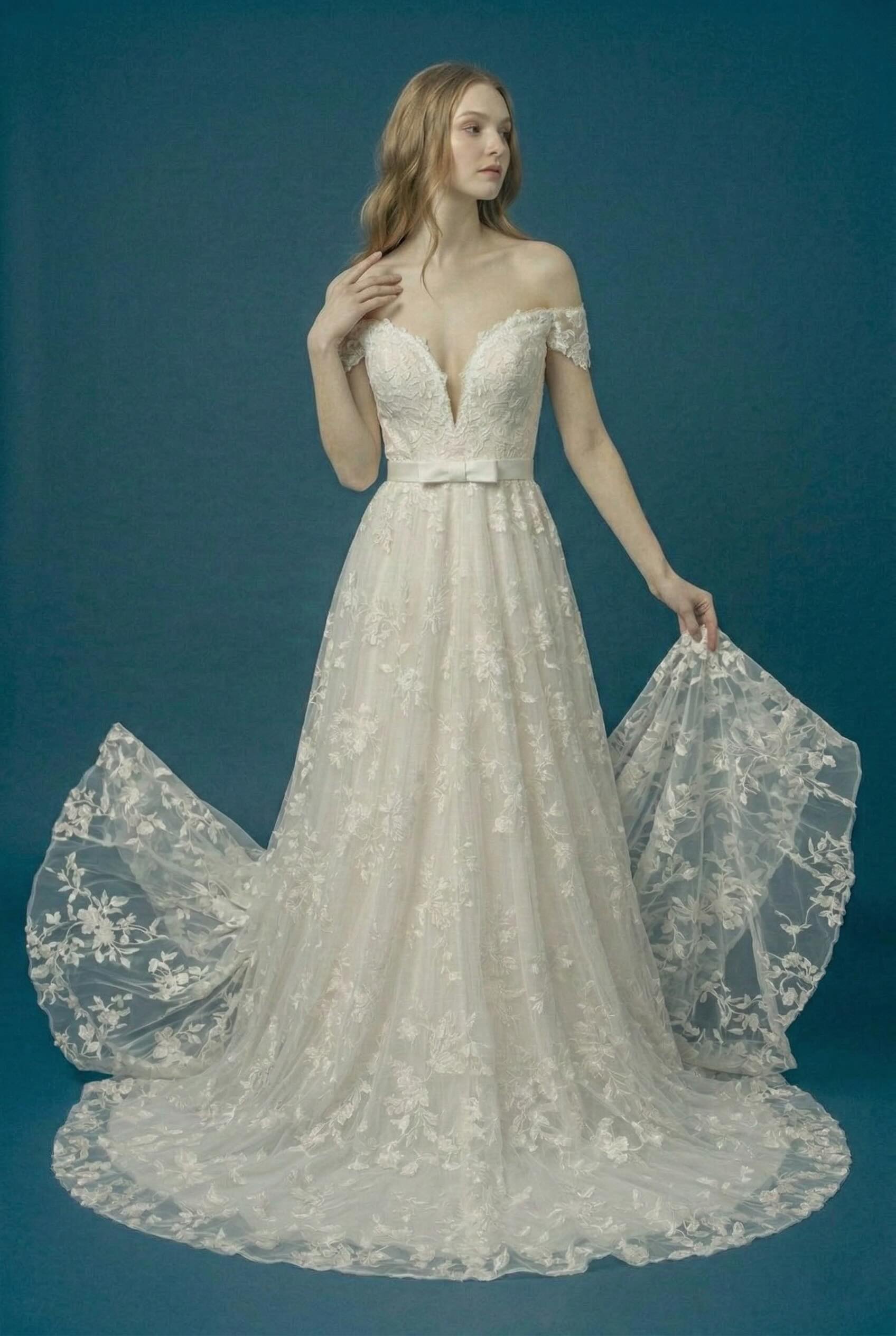 Femme Robe de mariage romantique en dentelle florale 3D avec décolleté cœur taille marquée et jupe ample avec traîne | Dressie Dress - Dressie Dress
