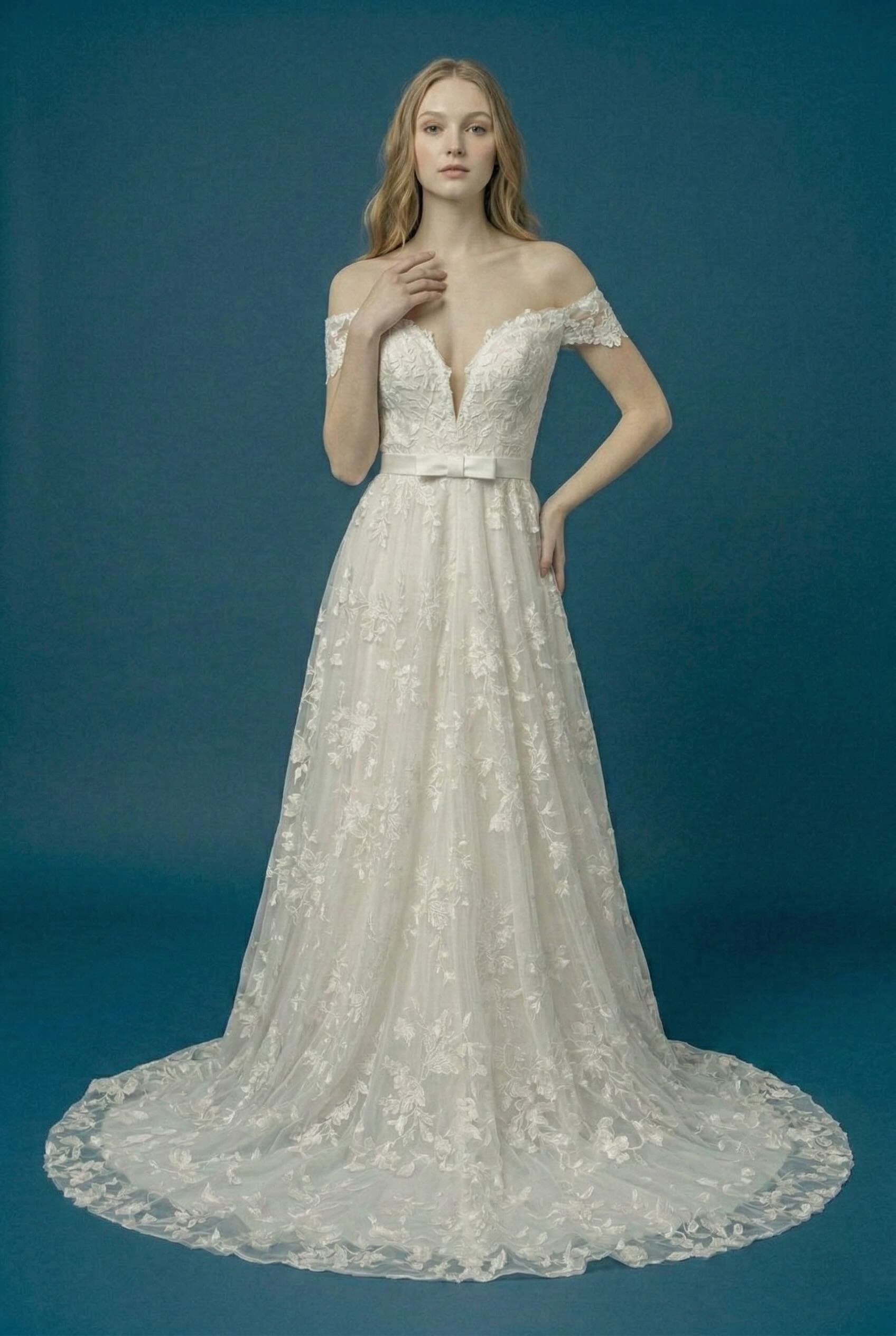 Femme Robe de mariage romantique en dentelle florale 3D avec décolleté cœur taille marquée et jupe ample avec traîne | Dressie Dress - Dressie Dress