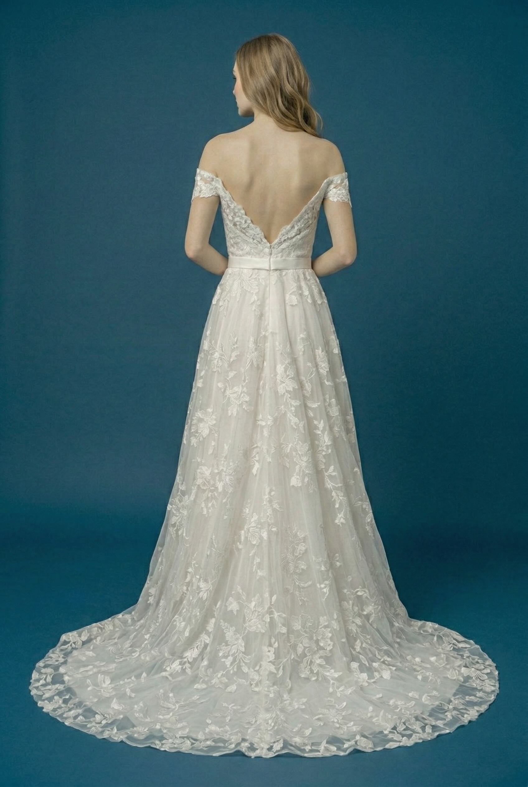 Femme Robe de mariage romantique en dentelle florale 3D avec décolleté cœur taille marquée et jupe ample avec traîne | Dressie Dress - Dressie Dress