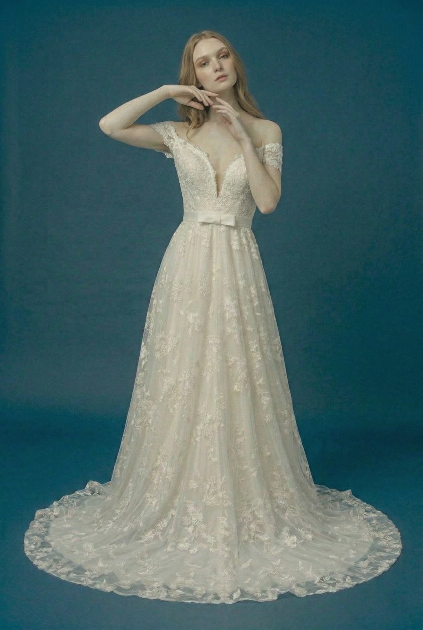 Femme Robe de mariage romantique en dentelle florale 3D avec décolleté cœur taille marquée et jupe ample avec traîne | Dressie Dress - Dressie Dress