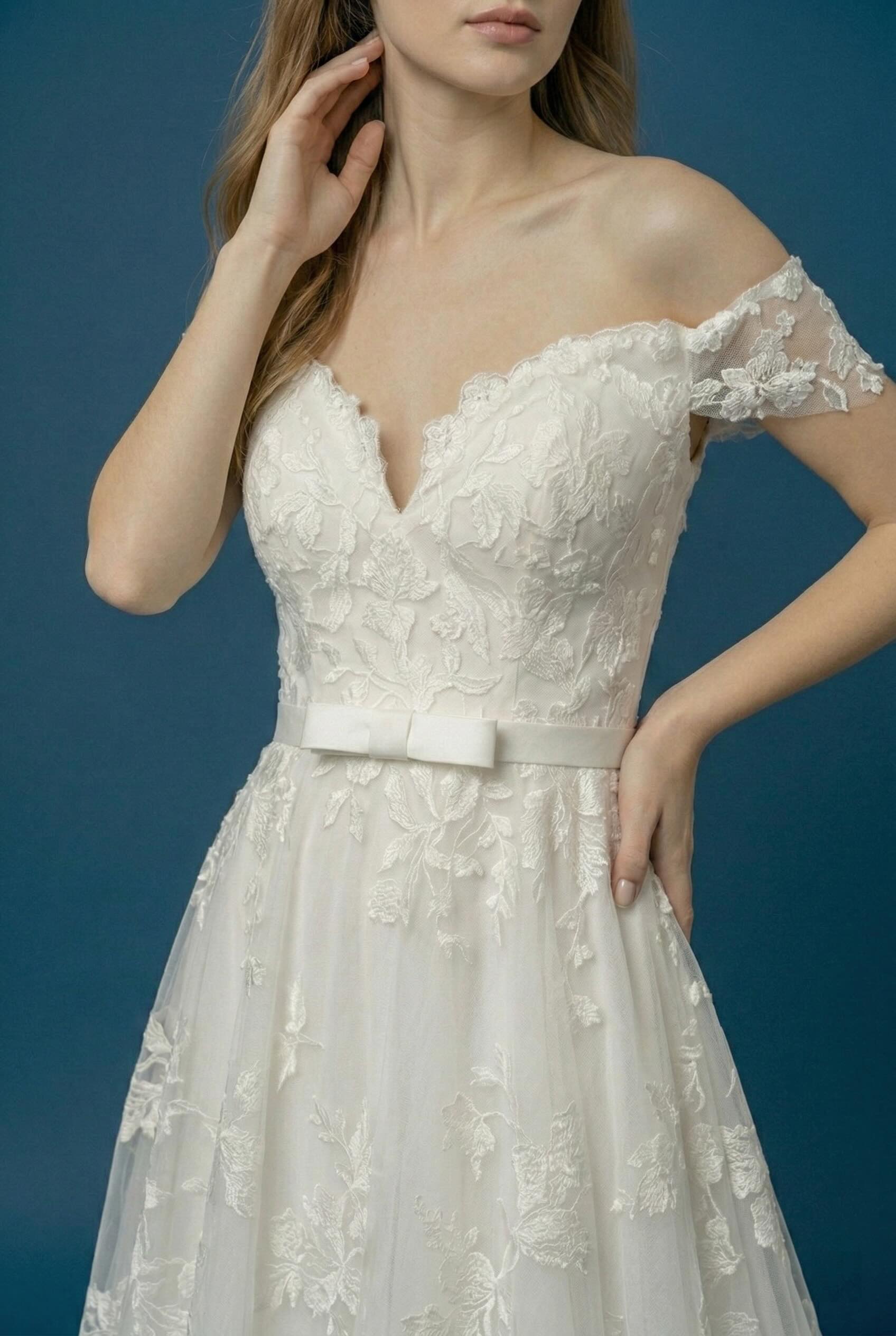 Femme Robe de mariage romantique en dentelle florale 3D avec décolleté cœur taille marquée et jupe ample avec traîne | Dressie Dress - Dressie Dress