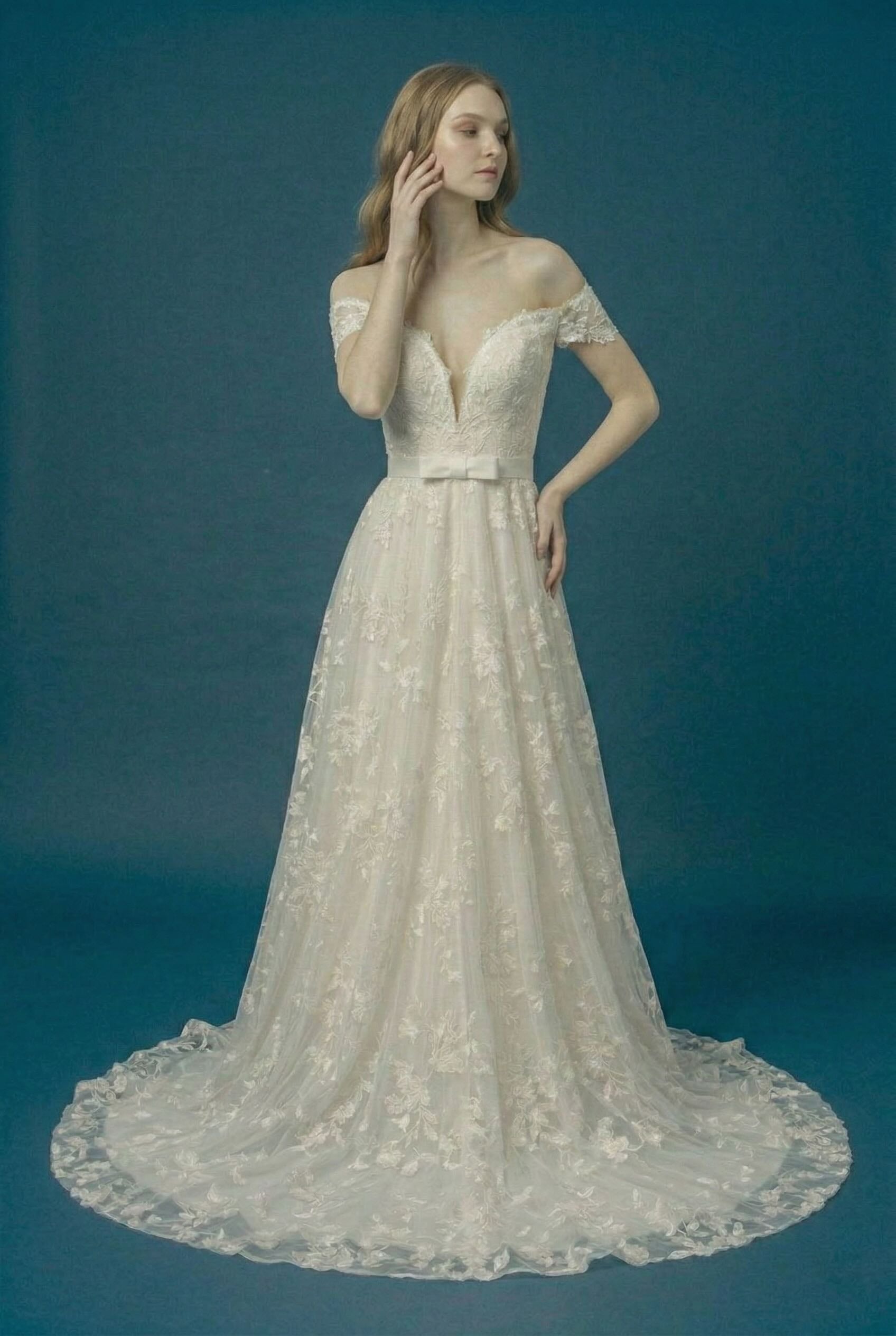 Femme Robe de mariage romantique en dentelle florale 3D avec décolleté cœur taille marquée et jupe ample avec traîne | Dressie Dress - Dressie Dress